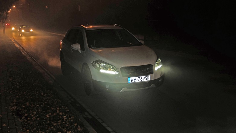 Światła do jazdy dziennej po zmroku? To wykroczenie, a w dodatku proszenie się o kolizję