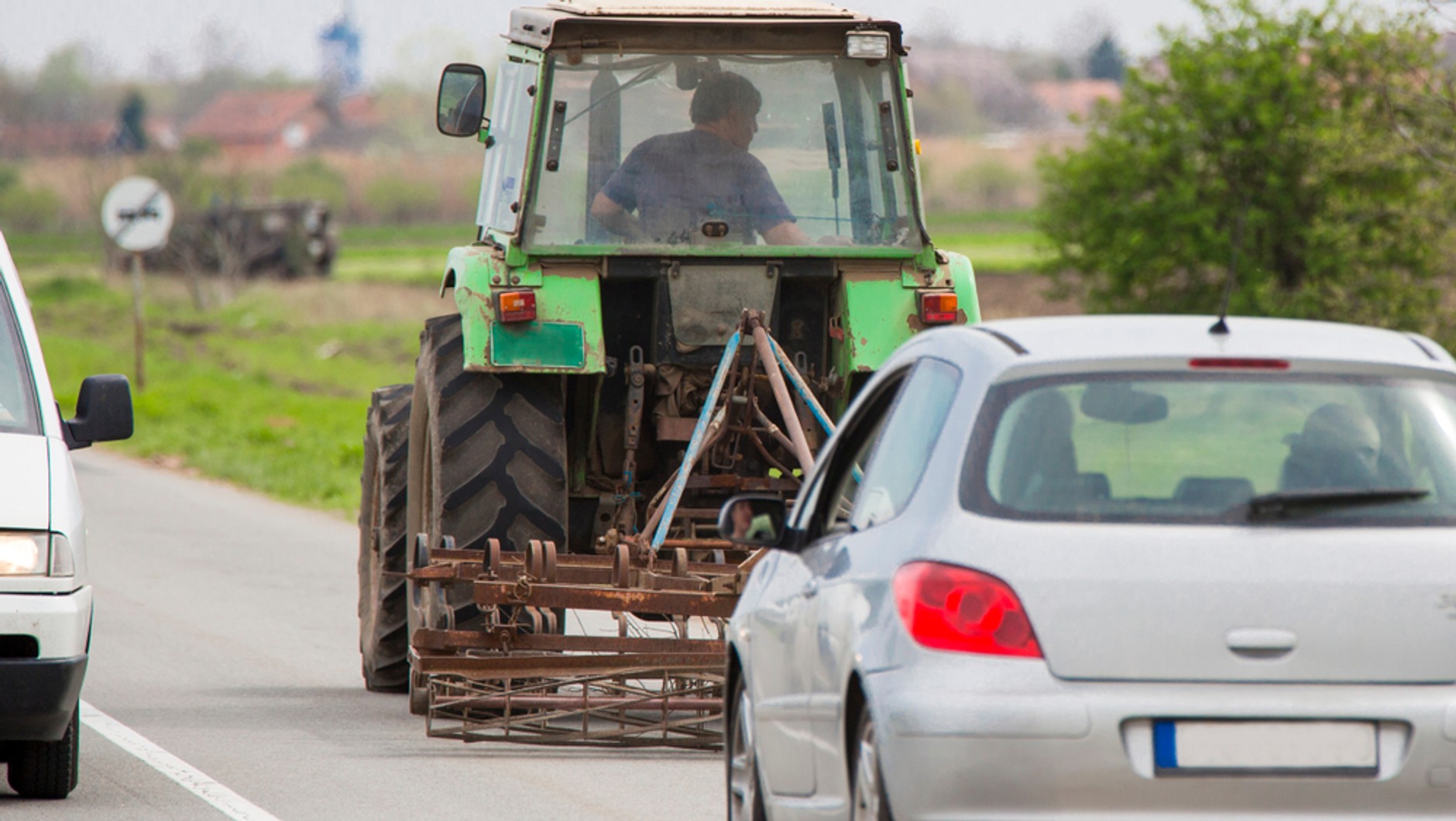 Traktor można wyprzedzać tylko, jeśli nie przekroczy się swojego pasa ruchu