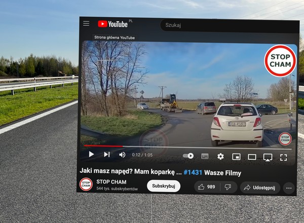 Kreatywność na drodze. Łyżkę koparki wykorzystał jako... napęd