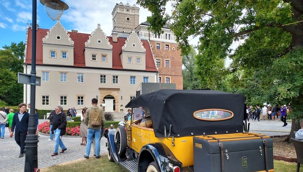 Nie masz pomysłu na niedzielę? Nasz tip: Motoclassic Wrocław, czyli klasyki na Zamku w Topaczu