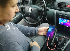 Jak podłączyć telefon w samochodzie? Typowe problemy