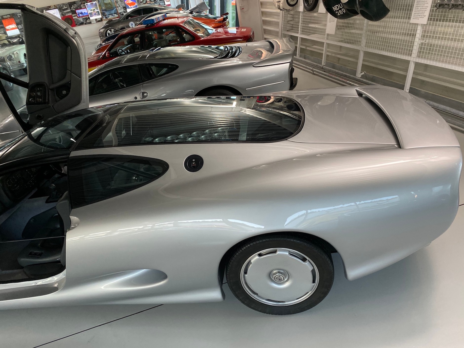 Jaguar XJ220