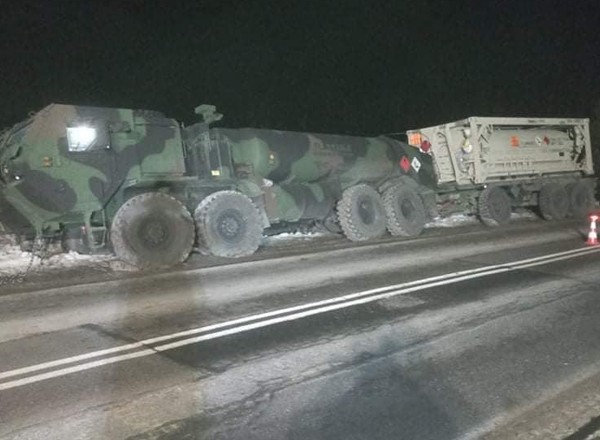Pojazd amerykańskiej armii wjechał do rowu. Polskie drogi zbyt wąskie?