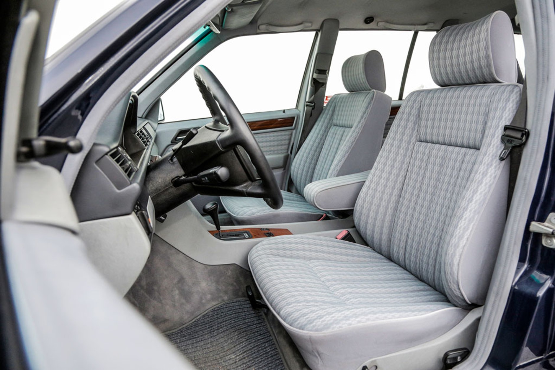 Mercedes S124 kontra Volvo 740 kombi - który klasyk będzie lepszy na co dzień