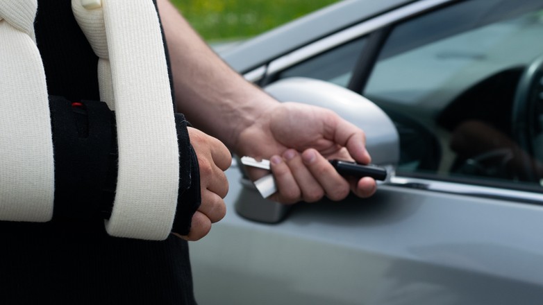 Prowadzenie pojazdu ze złamaną ręką