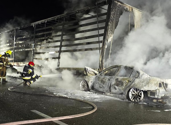 Auto osobowe zderzyło się z ciężarówką. Śmiertelny wypadek na A2