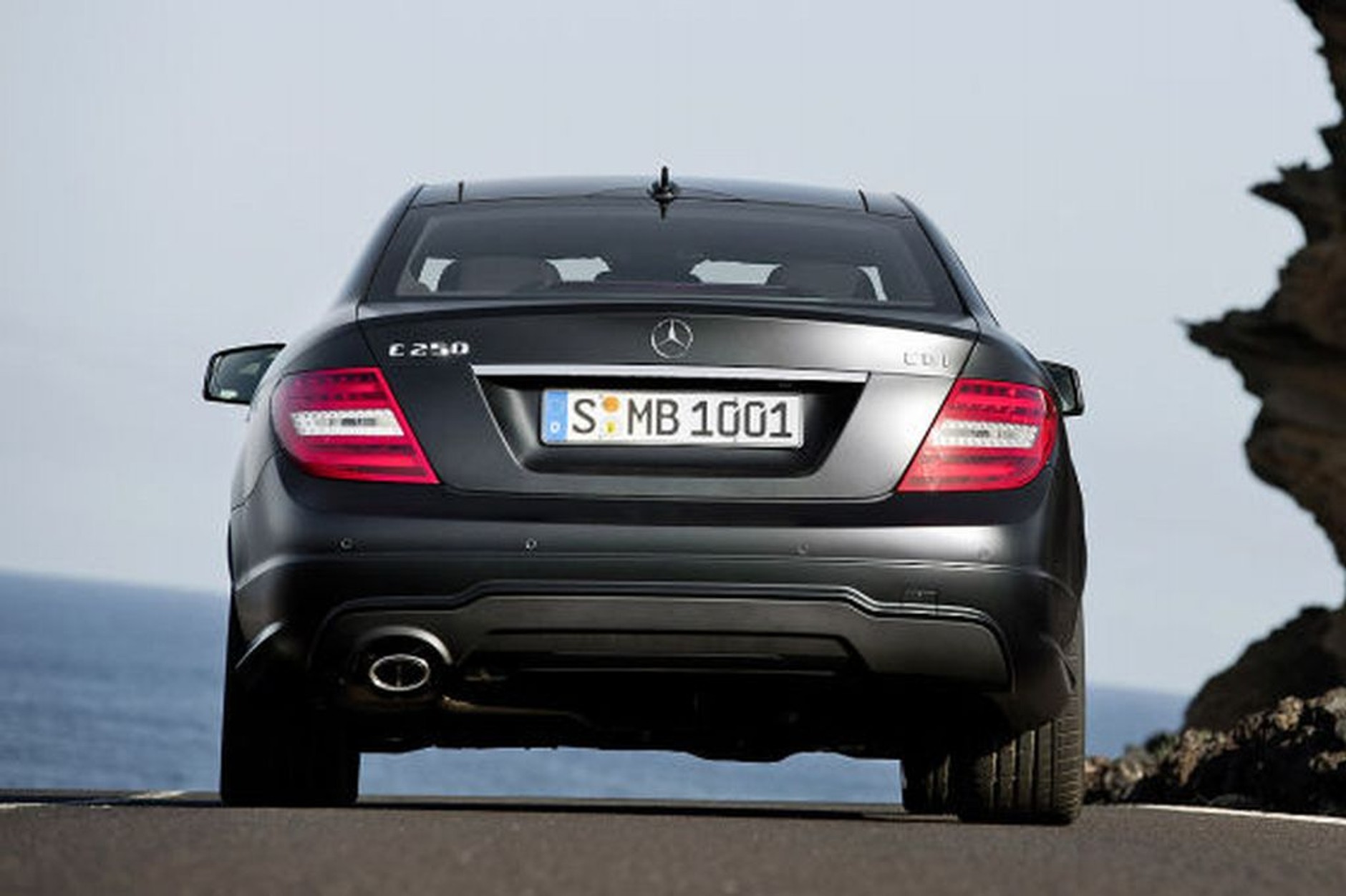 Mercedes kusi młodych i bogatych