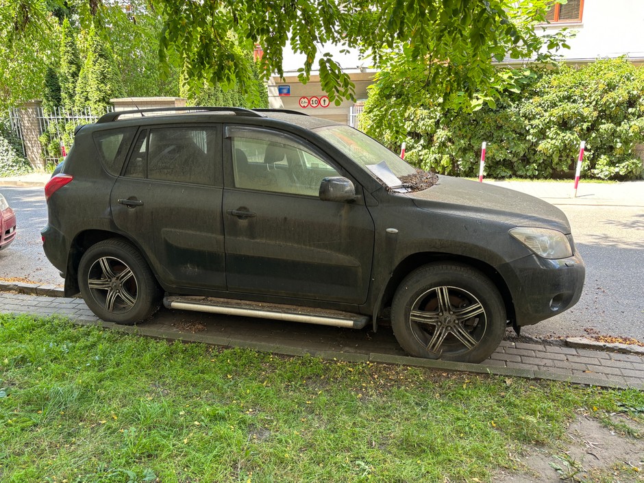 Porzucony samochód na ulicy w Warszawie