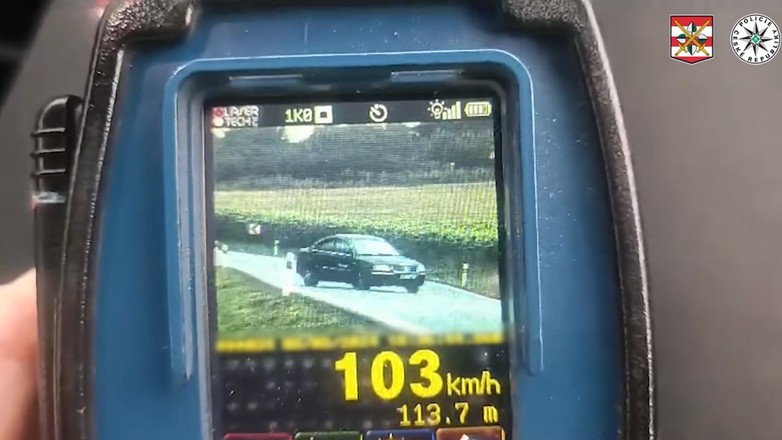 Kierowca Passata wpadł w poślizg na mokrym łuku drogi