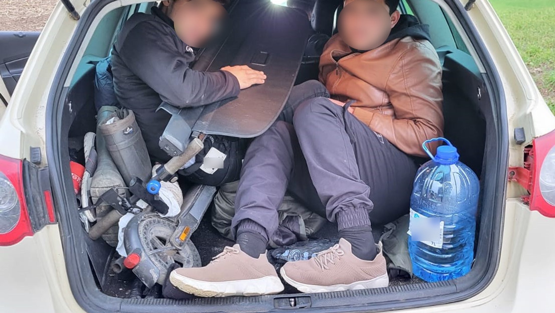 "Kurier" wiózł migrantów Passatem w "budyniu"