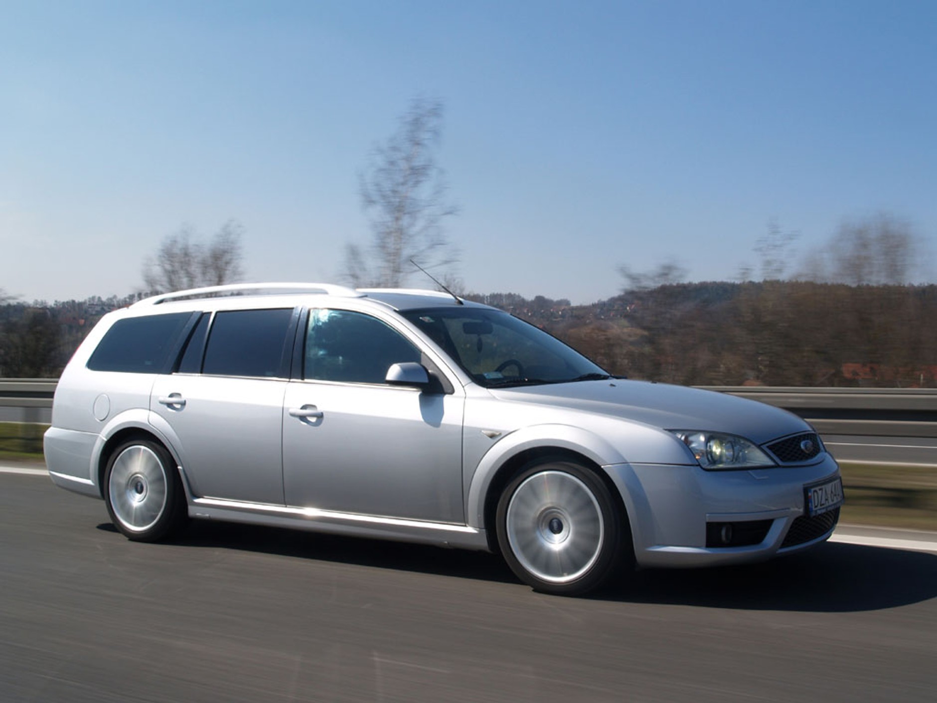 Ford Mondeo ST220: Prorodzinny Grand Tourer