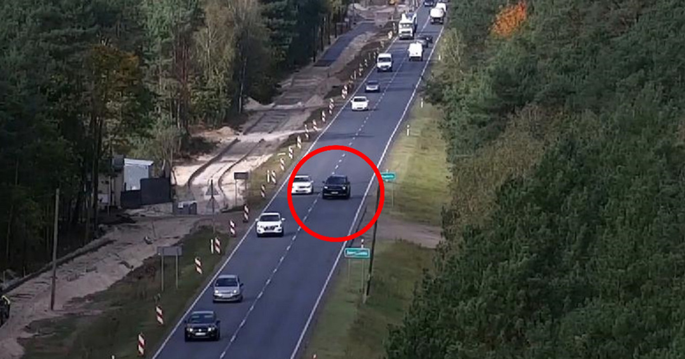 Policja kontroluje remontowaną drogę, wykorzystując drona.