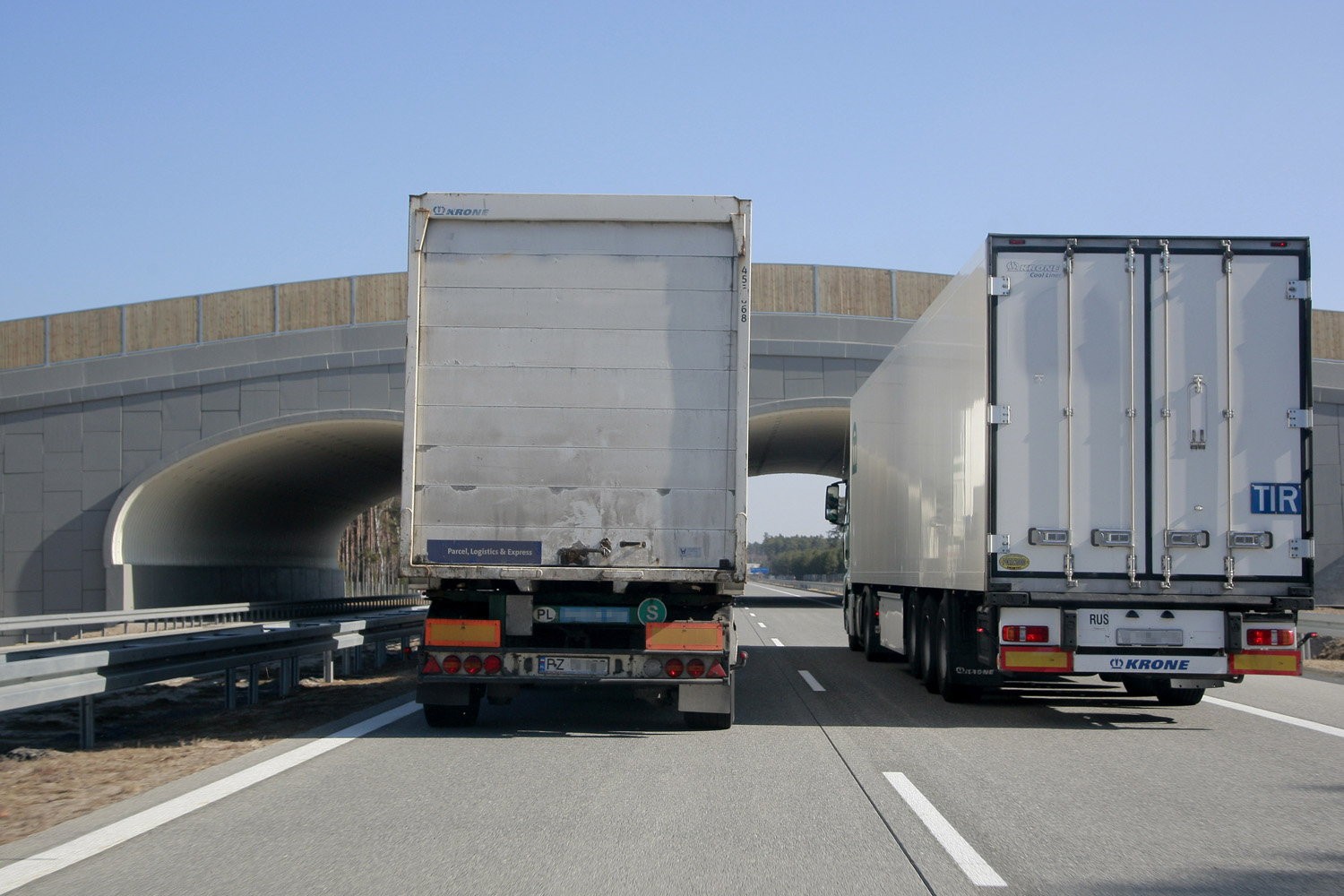 Kiedy zobaczysz dwa długo wyprzedzające się TIR-y, trzymaj się od nich z daleka, zanim manewr wyprzedzania nie zostanie zakończony.