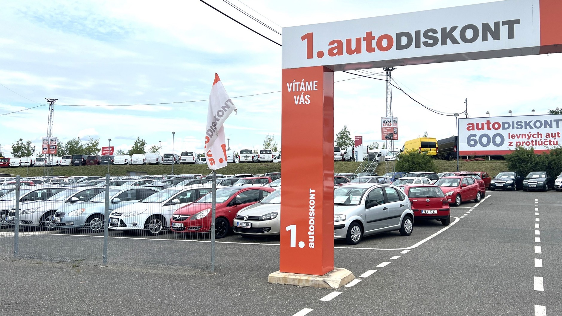 Salon sprzedaży samochodów używanych AAA Auto w czeskiej Pradze w dzielnicy Dolni Chabry