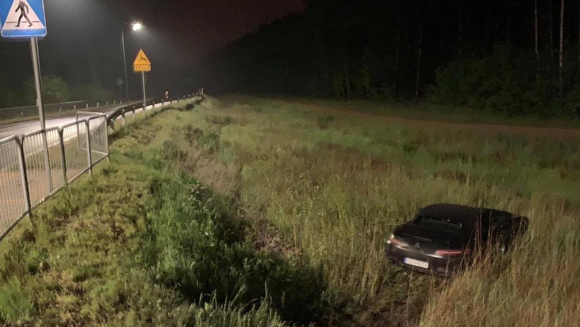 Mercedes wypadł z drogi. Prędkość w chwili przejazdu przez rondo – 158 km/h