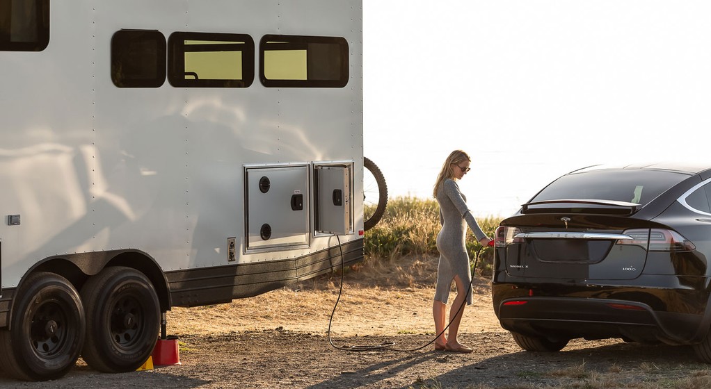 Ładowanie samochodu elektrycznego z przyczepy Living Vehicle