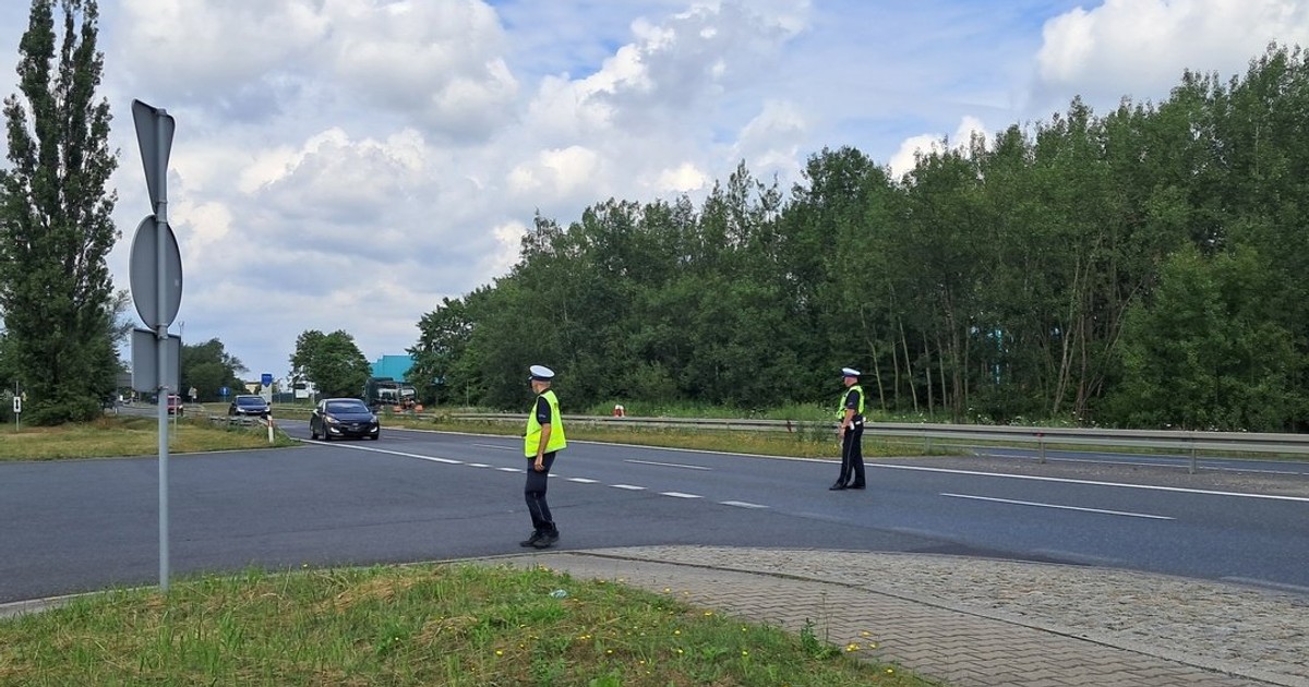 Policjanci zatrzymujący kierowców popełniających wykroczenia