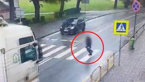 Pieszy musiał uciekać z pasów. Kierowca tira słono za to zapłacił [WIDEO]