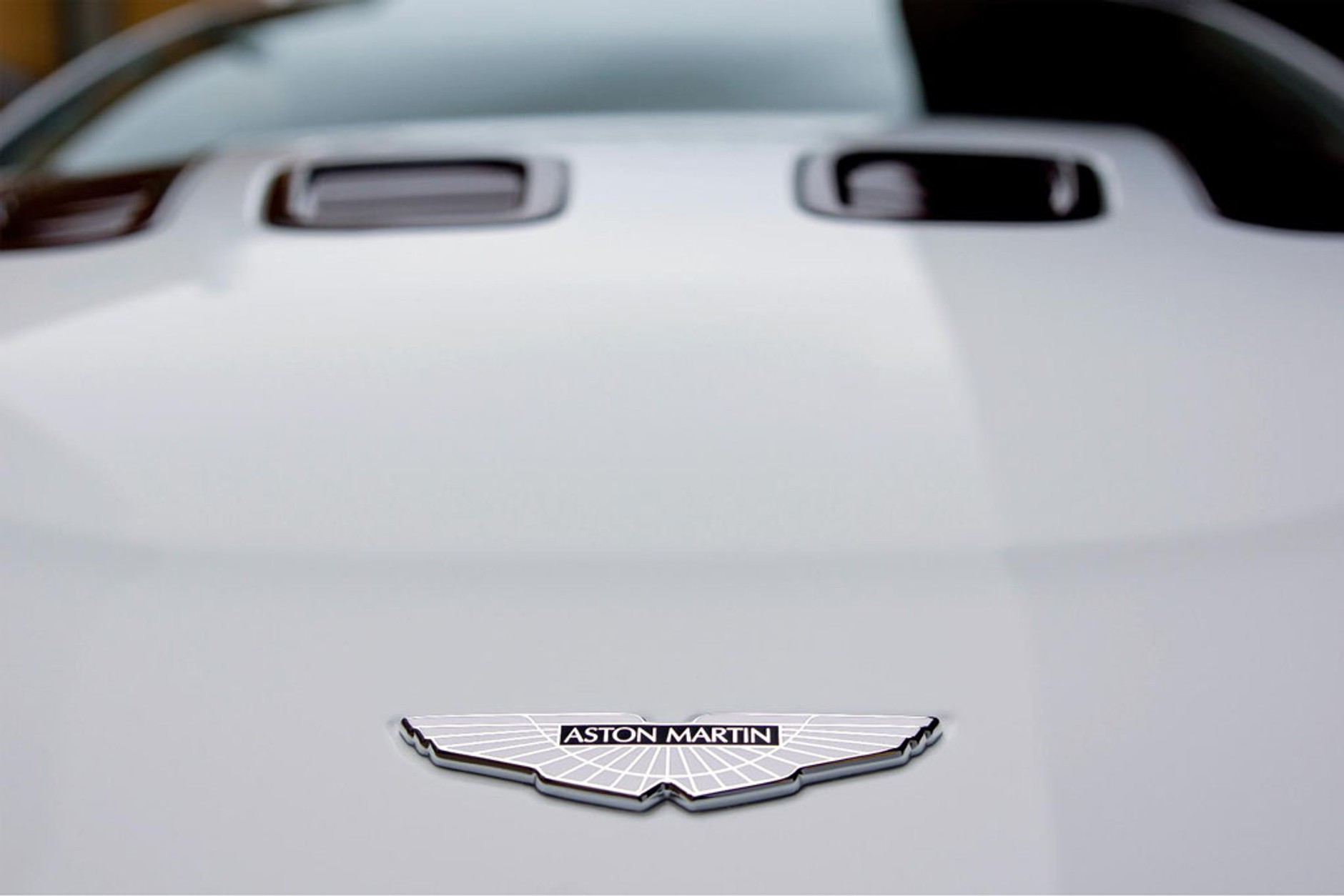 Aston Martin V12 Vantage: roadster dla wybranych