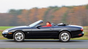 Jaguar XK8 kontra Mercedes SL 320 – za każdego z nich można było kupić 10 wypasionych kompaktów lub limuzyn klasy średniej.  Z archiwum "Auto Świata"