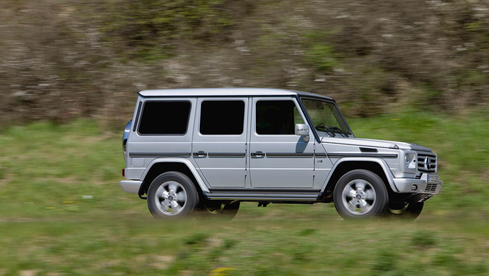 Mercedes G Klasse  – na oko trudno określić rocznik, bo auto na przestrzeni lat zmieniało się nieznacznie.  W dodatku, w przypadku tego modelu, ci, którzy chcą się lansować, a ich nie  stać na nowy egzemplarz, często odmładzają optycznie starsze auta.