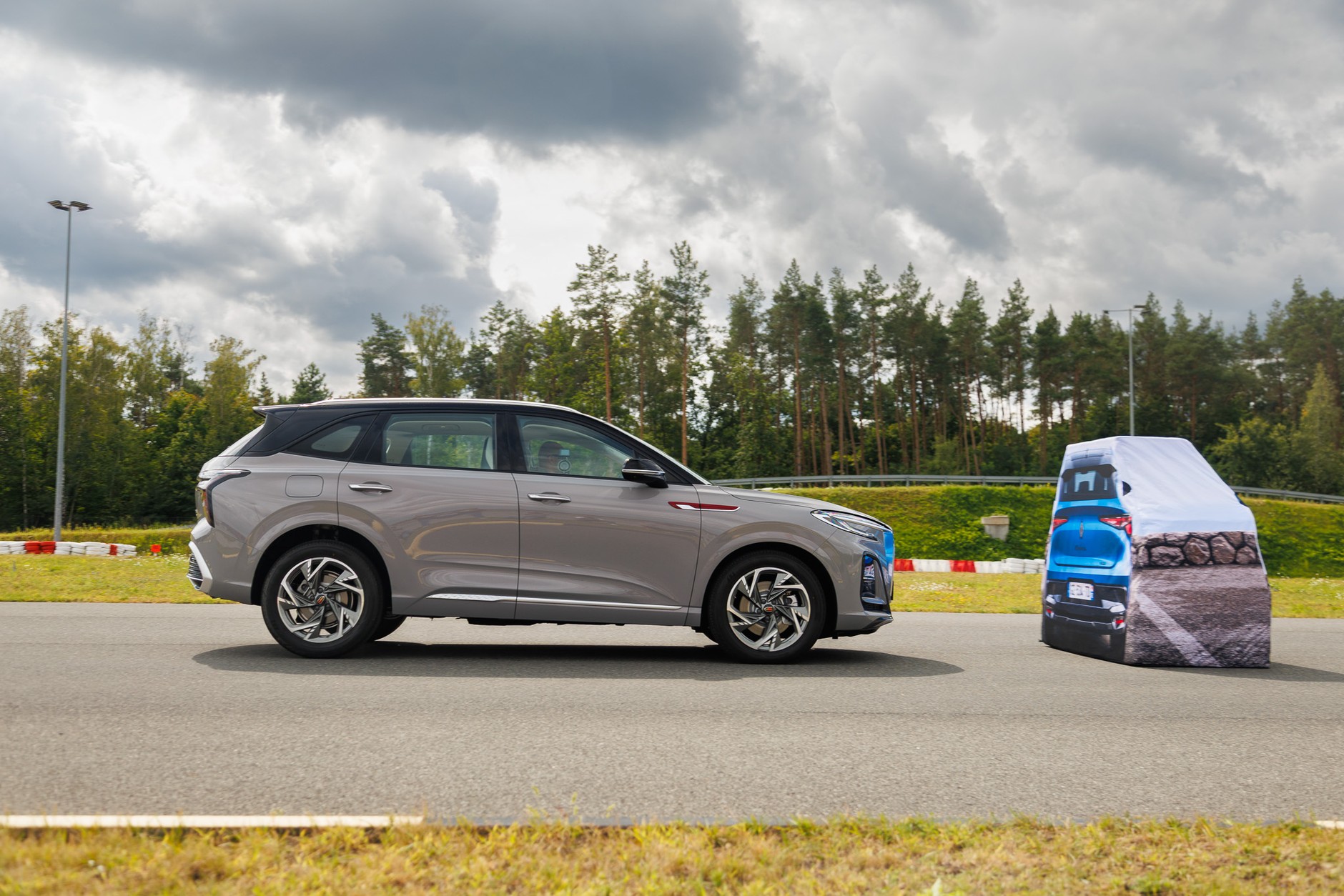 Hongqi HS3 zaliczyło test hamowania awaryjnego, za co zdobyło trzy punkty