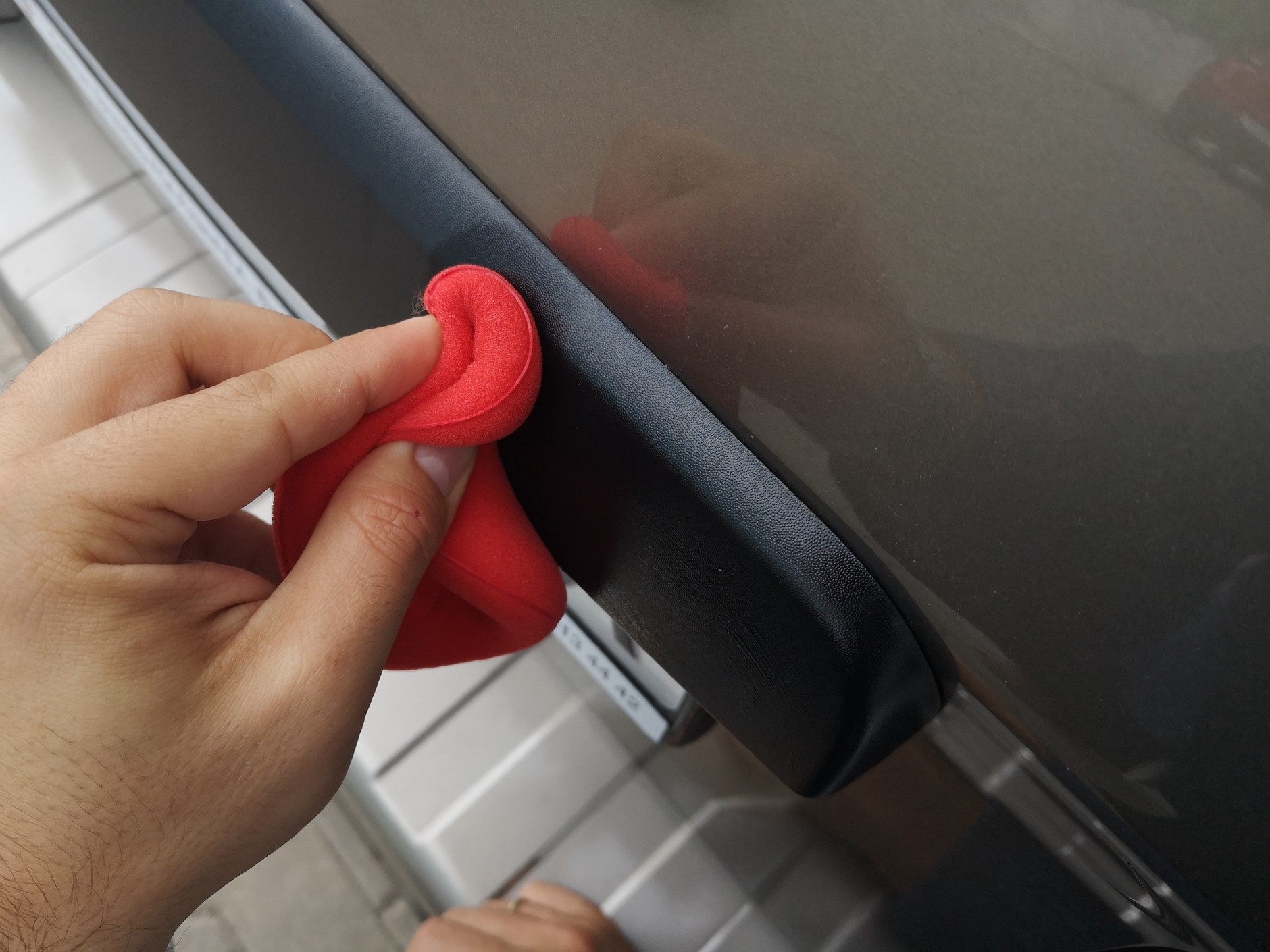 Renowacja czarnych listew i zderzaków w aucie