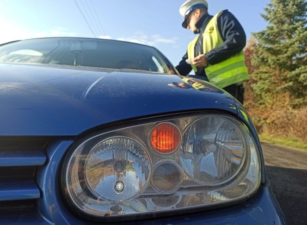 Policjanci zwrócili uwagę na jego światła. Kierowca stracił prawo jazdy