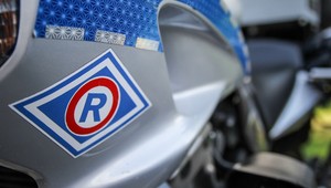 Uderzył w zaparkowane auto, a potem w miejski autobus. Teraz stanie przed sądem