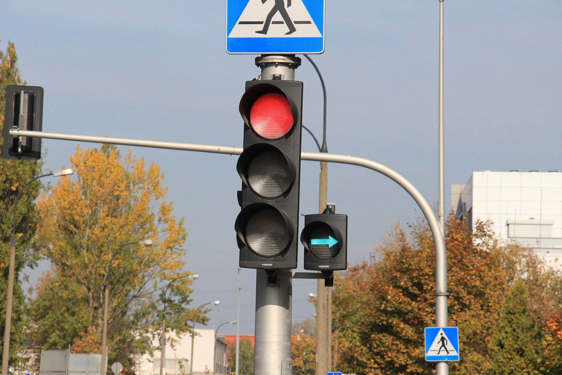 Niezatrzymywanie się na zielonej strzałce