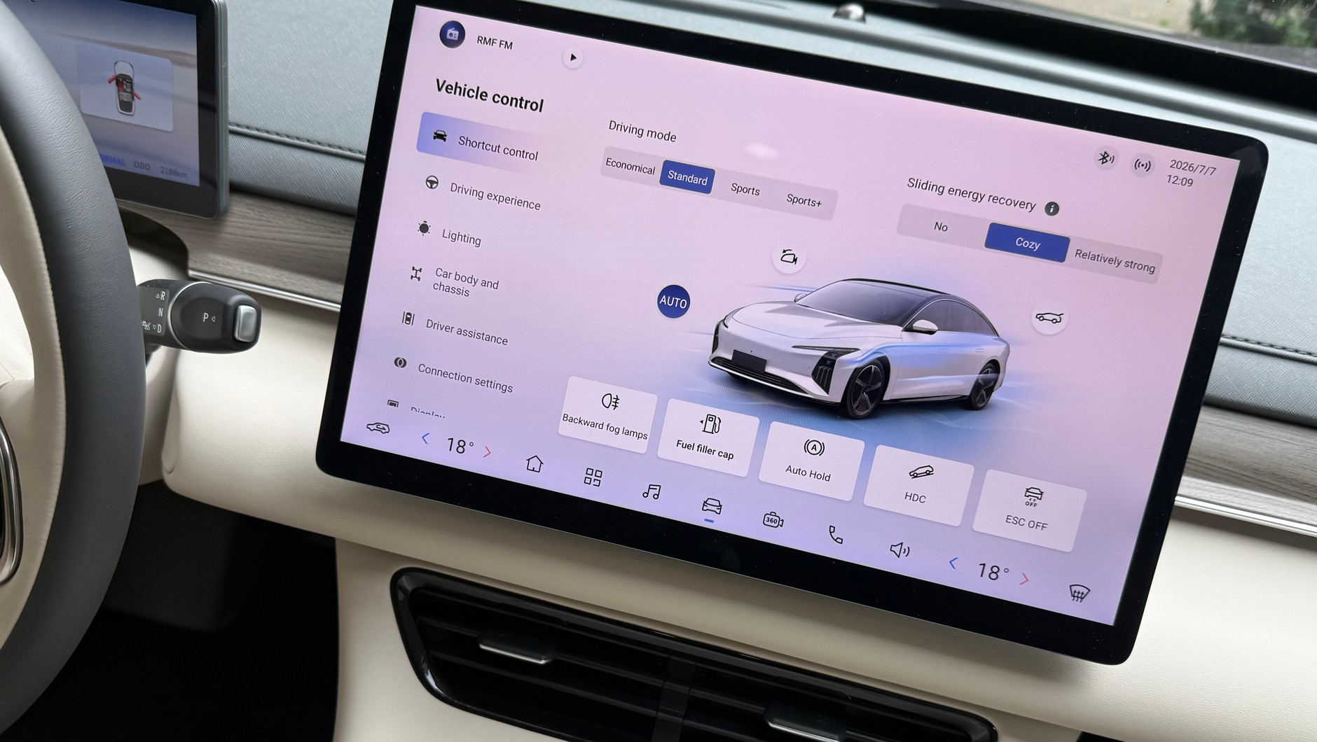 Nie ma polskiego menu; ekran służy do sterowania większością funkcji samochodu; problem pojawia się, gdy korzystamy z funkcji CarPlay – wtedy nie mamy dostępu do sterowania autem