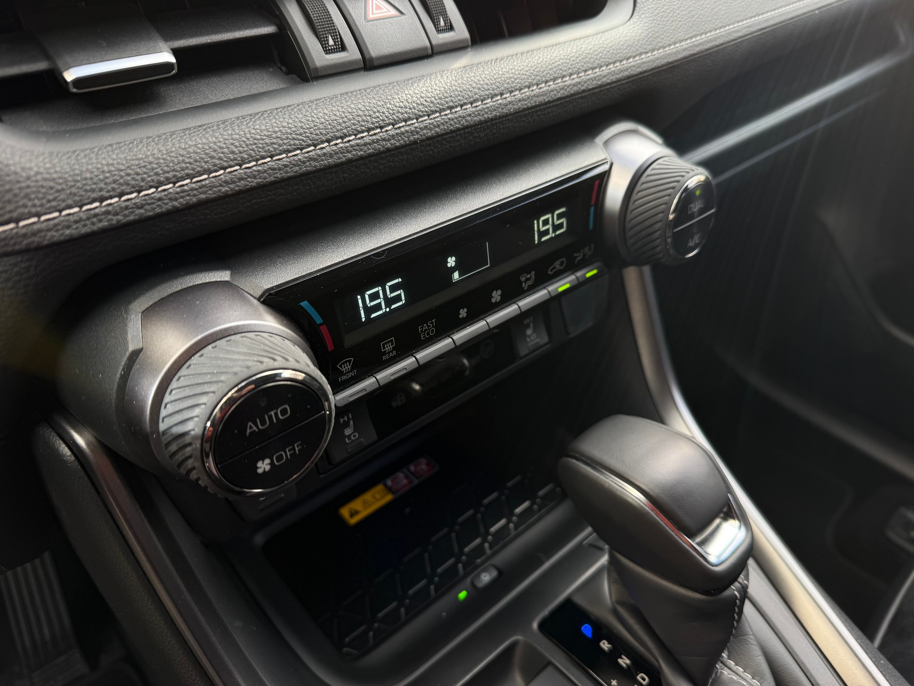 Staroświeckie, ale jakże praktyczne sterowanie temperaturą w RAV4 Plug-in GR Sport