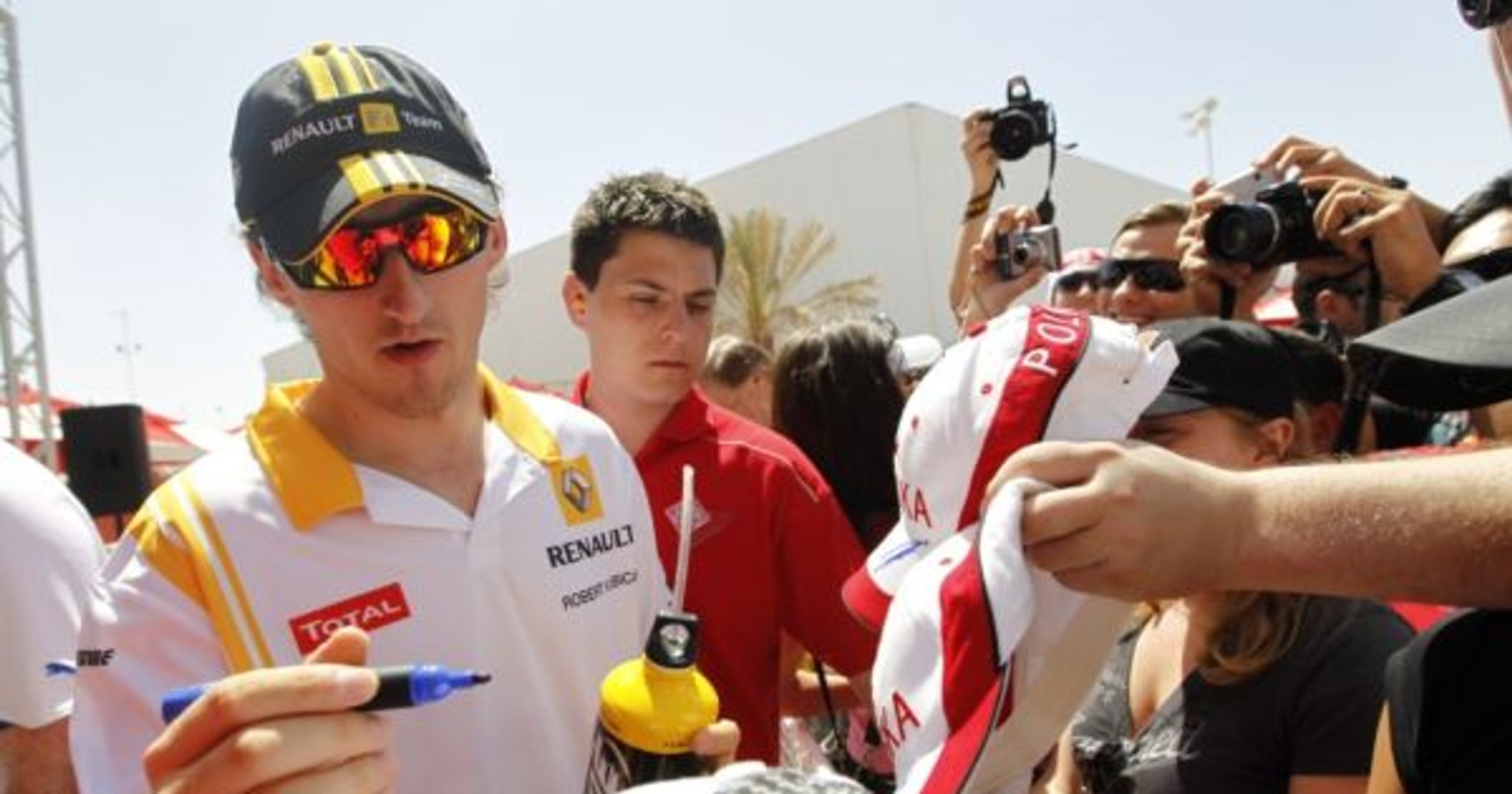 Robert Kubica rozdaje autografy