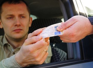 Od 1 lipca kierowcy mieli tracić prawa jazdy za nadmierną prędkość poza obszarem zabudowanym. Ale nie stracą