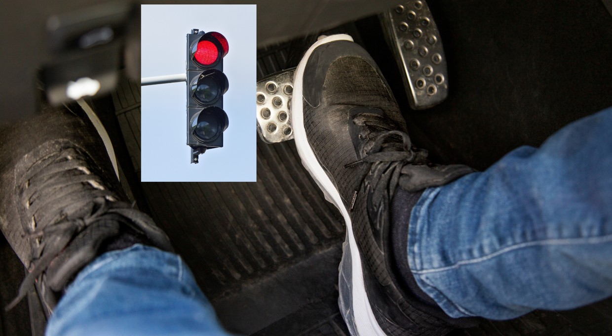 Robisz tak na czerwonym świetle? Ten błąd popełniają nawet doświadczeni kierowcy