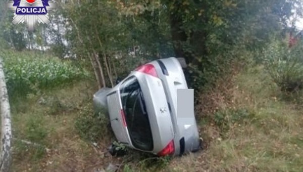 Mucha spowodowała wypadek. 23-latka wypadła przez nią z drogi i dachowała