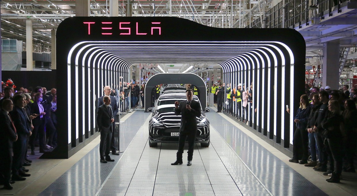 Ile można zarobić w gigafabryce Tesli pod Berlinem? Elon Musk rekrutuje Polaków