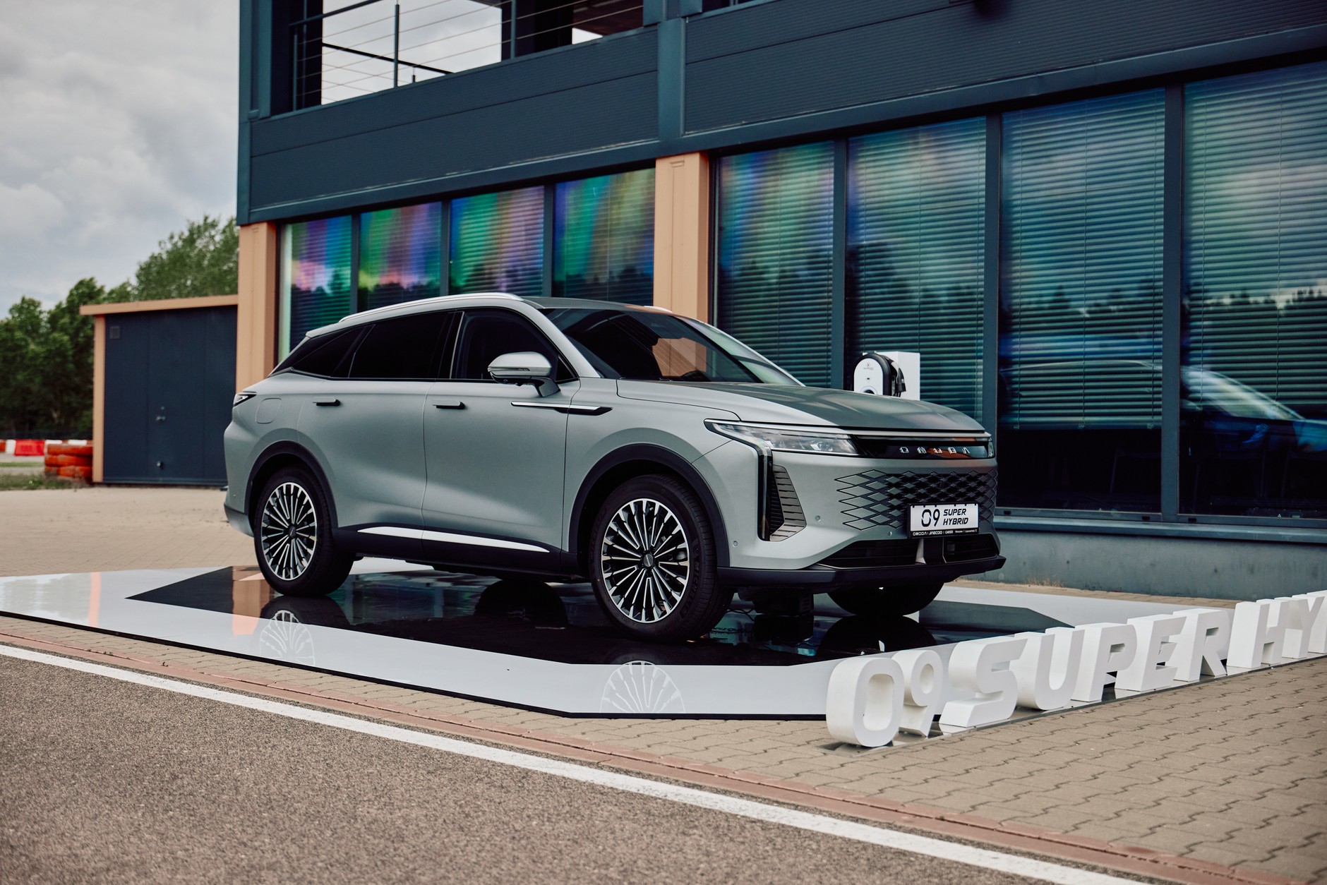 Omoda 9 Super Hybrid w kolorze Universe Grey – to jedyny lakier, za jaki trzeba dopłacić