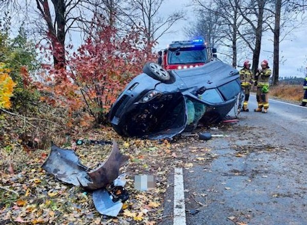 Policja pokazała, co 21-latek zrobił z Mazdą. Dachowanie w długi weekend