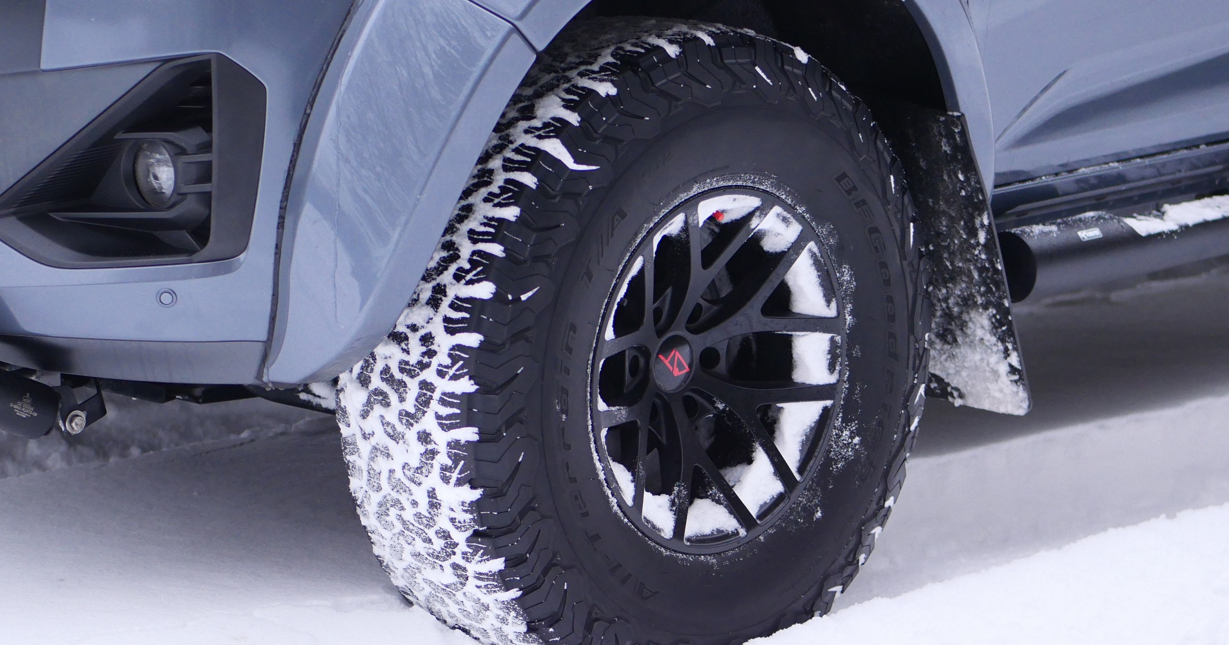 Na kopnym śniegu opony uterenowione typu AT spisują się z reguły świetnie. Problem się zacznie, kiedy śnieg się stopi i droga zrobi się mokra