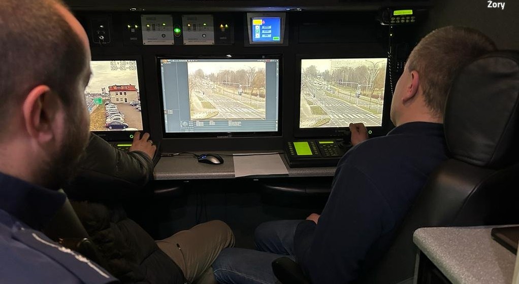 Policjanci z Żor podczas akcji "Bezpieczny pieszy" wykorzystali nietypowy pojazd — Ruchome Stanowisko Dowodzenia