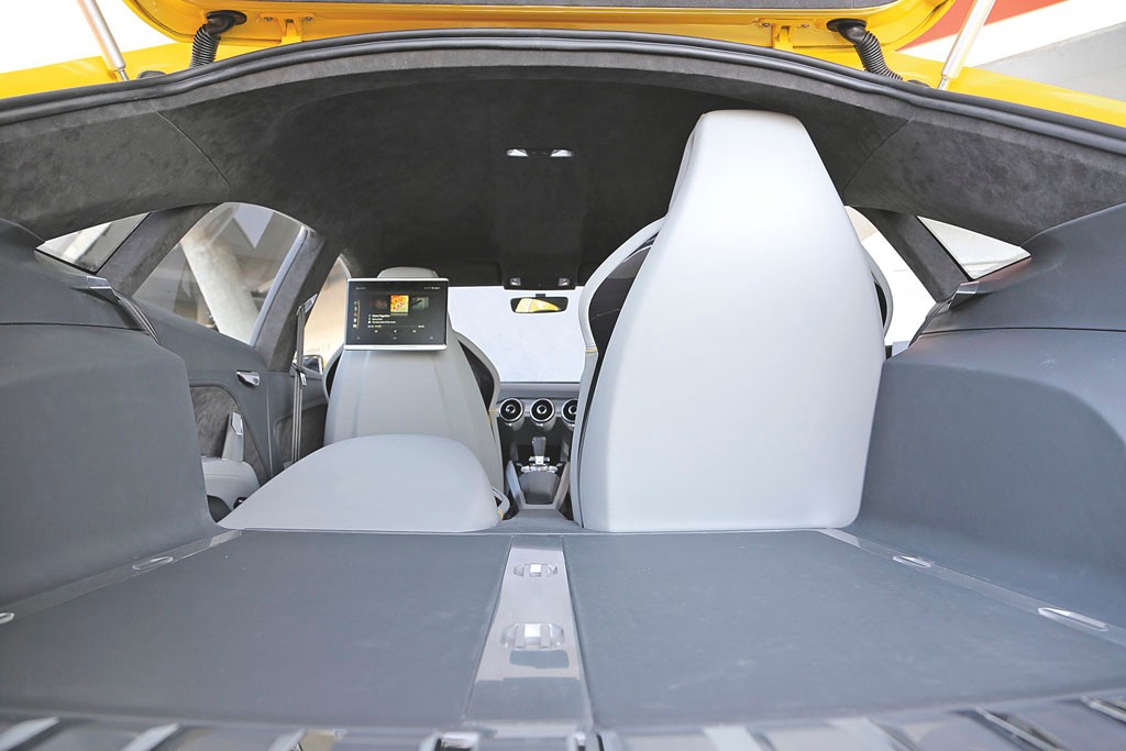 Składamy tylne fotele i powstaje płaska powierzchnia – chcielibyśmy, żeby w aucie produkcyjnym też tak było!