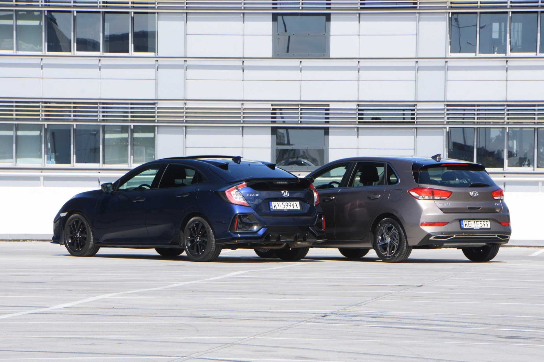 Civic ma o 5 cm większy rozstaw osi i aż o 18 cm dłuższe nadwozie. Auta różnią się też sylwetką.