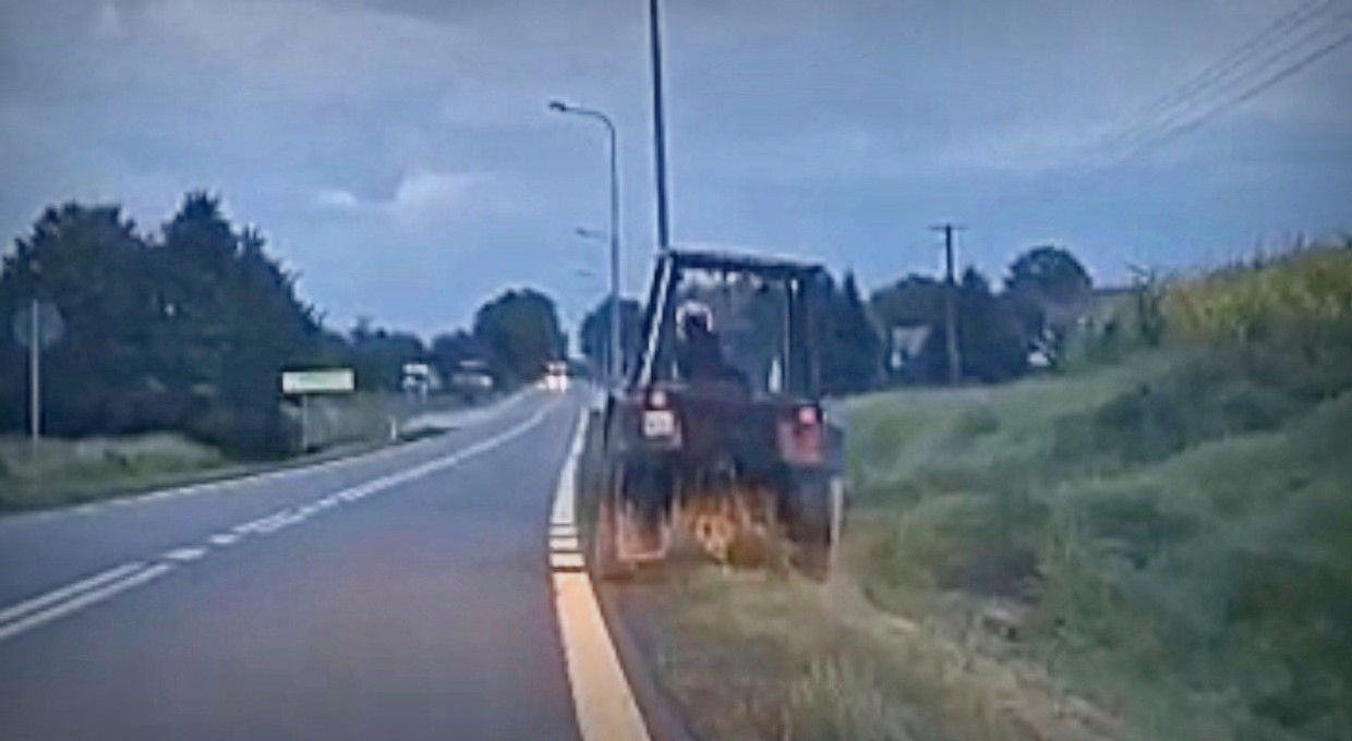 Traktorzysta o mały włos nie uderzył w latarnię. Szybko wyjaśniło się dlaczego [WIDEO]