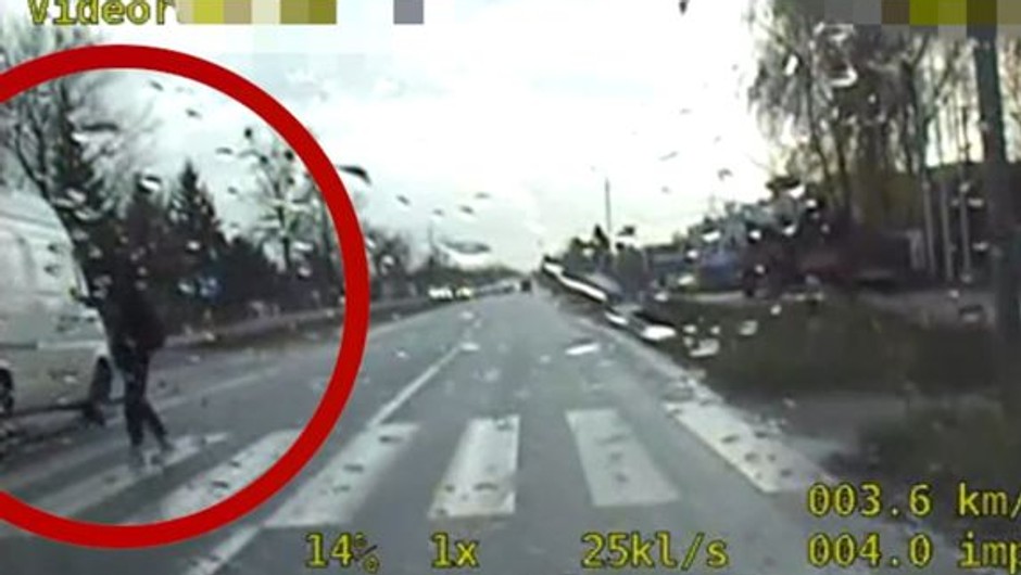 Kierowca mercedesa zlekceważył przepisy. Pieszy i radiowóz na drodze