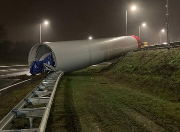 Wieża turbiny wiatrowej odczepiła się od ciągnika na ślimaku. Wbiła się w asfalt