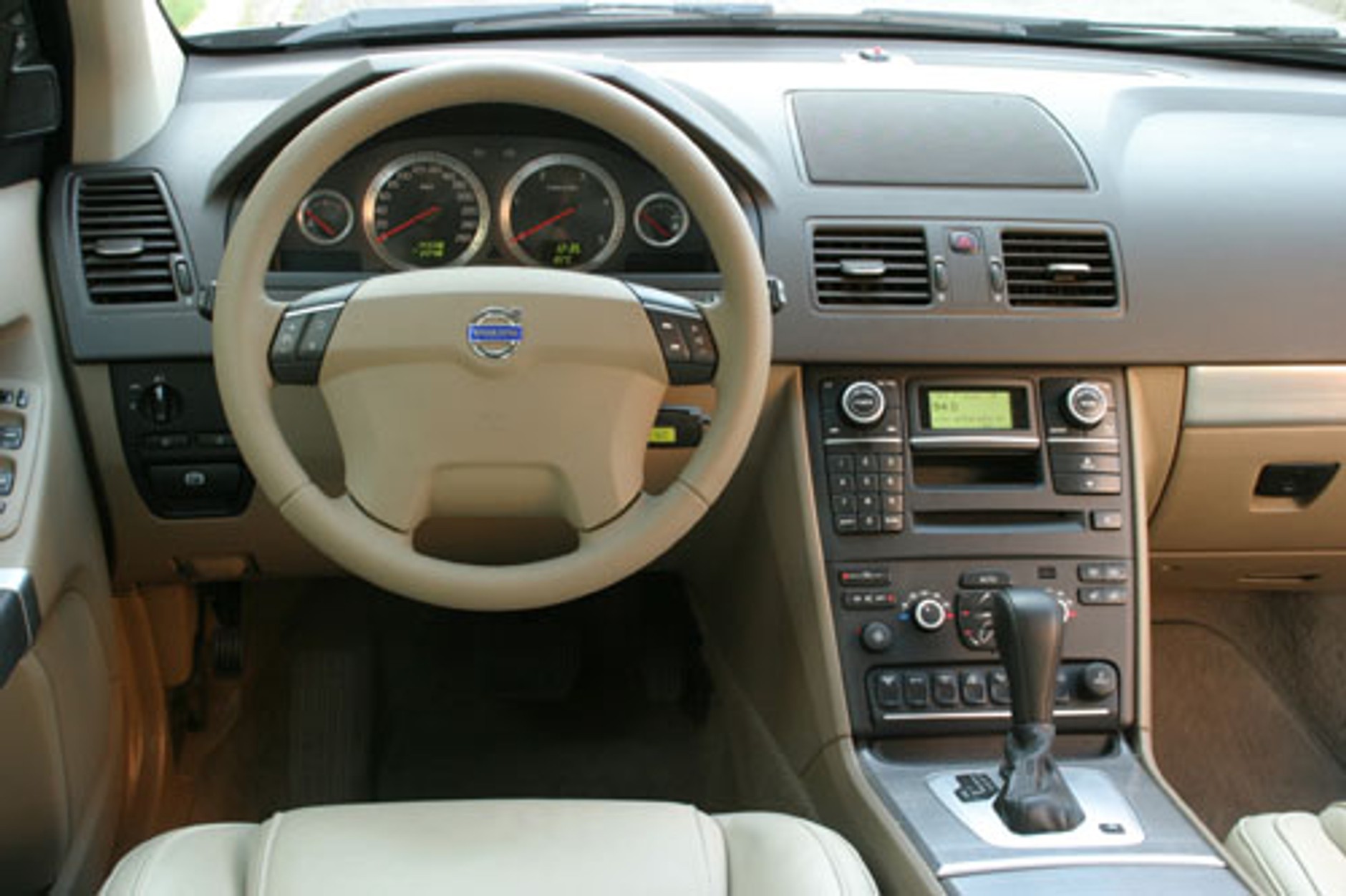 Volvo XC90 2.4 D5 - Elegancja w wydaniu 4x4