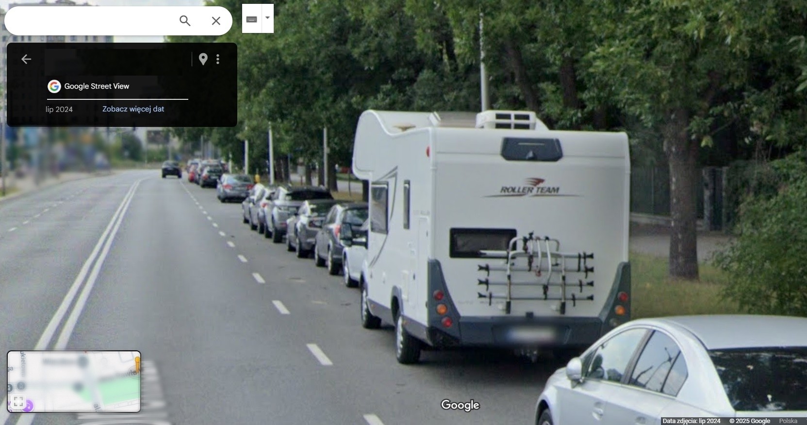 Kamper zaparkowany przy ulicy widoczny na Google StreetView