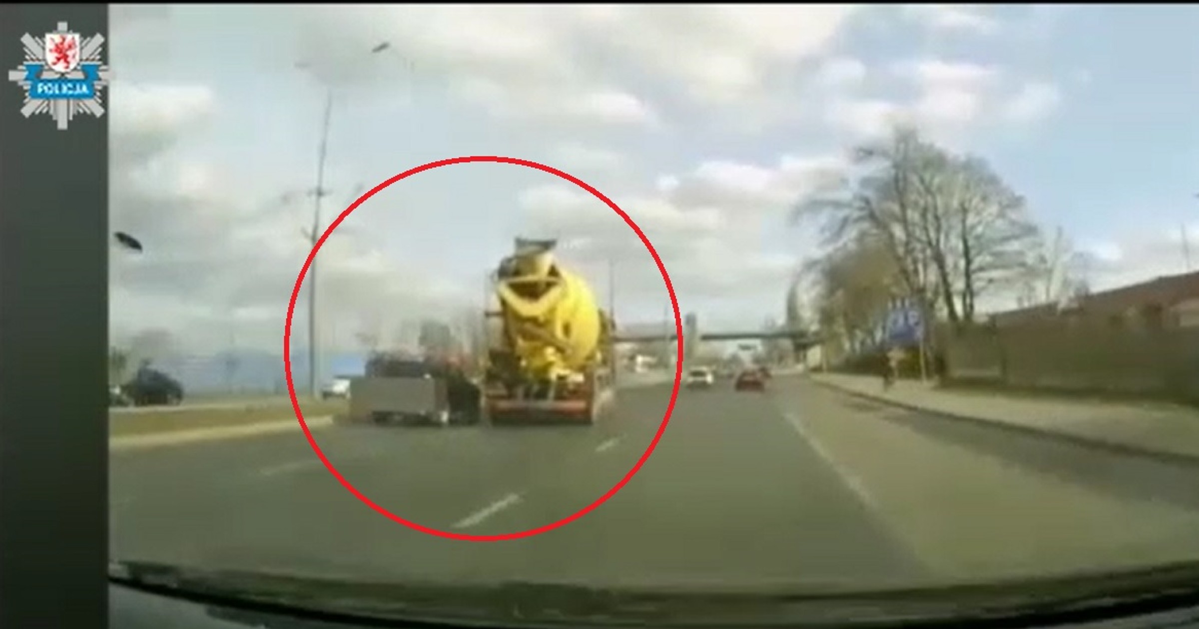 Betoniarka spycha z drogi Dacię Duster. Niebezpieczny pojedynek