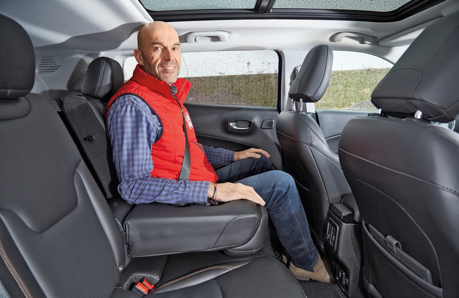 Porównanie 4 par SUV-ów: Mazda, Mitsubishi, Jeep i Volkswagen.